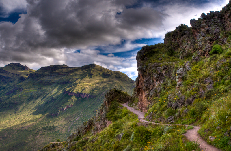 A typical ancient Andean road, which no modern human would dare challenge in a body-on-frame, full sized, rear-wheel-drive car.